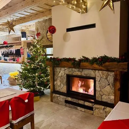 Orman Evi Sabinka Pri Jazere *